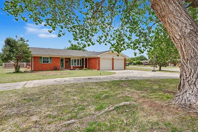 Front exterior — 324 Cameron Drive, Altus, OK 73521