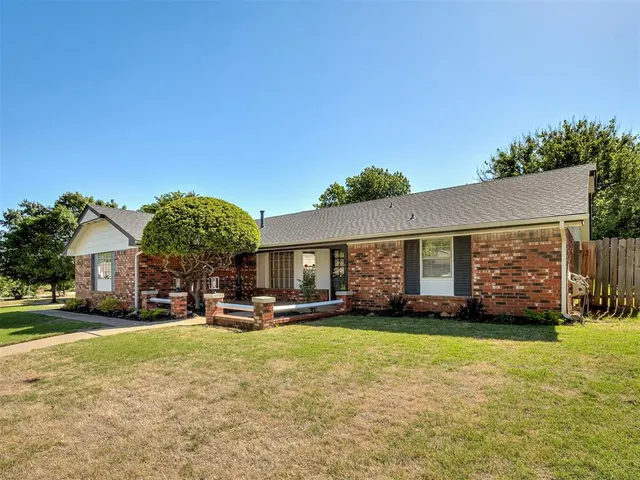 Photo 2 — 9216 Sutton Place, Oklahoma City, OK 73132
