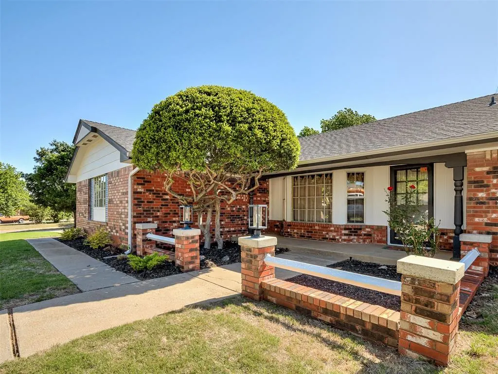 Photo 3 — 9216 Sutton Place, Oklahoma City, OK 73132