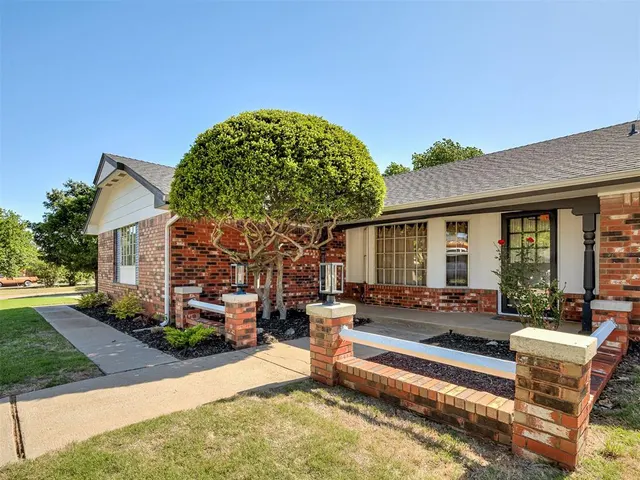Photo 3 — 9216 Sutton Place, Oklahoma City, OK 73132