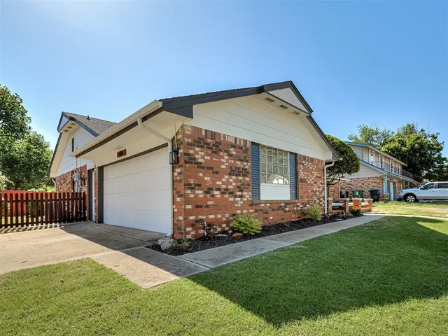 Photo 4 — 9216 Sutton Place, Oklahoma City, OK 73132
