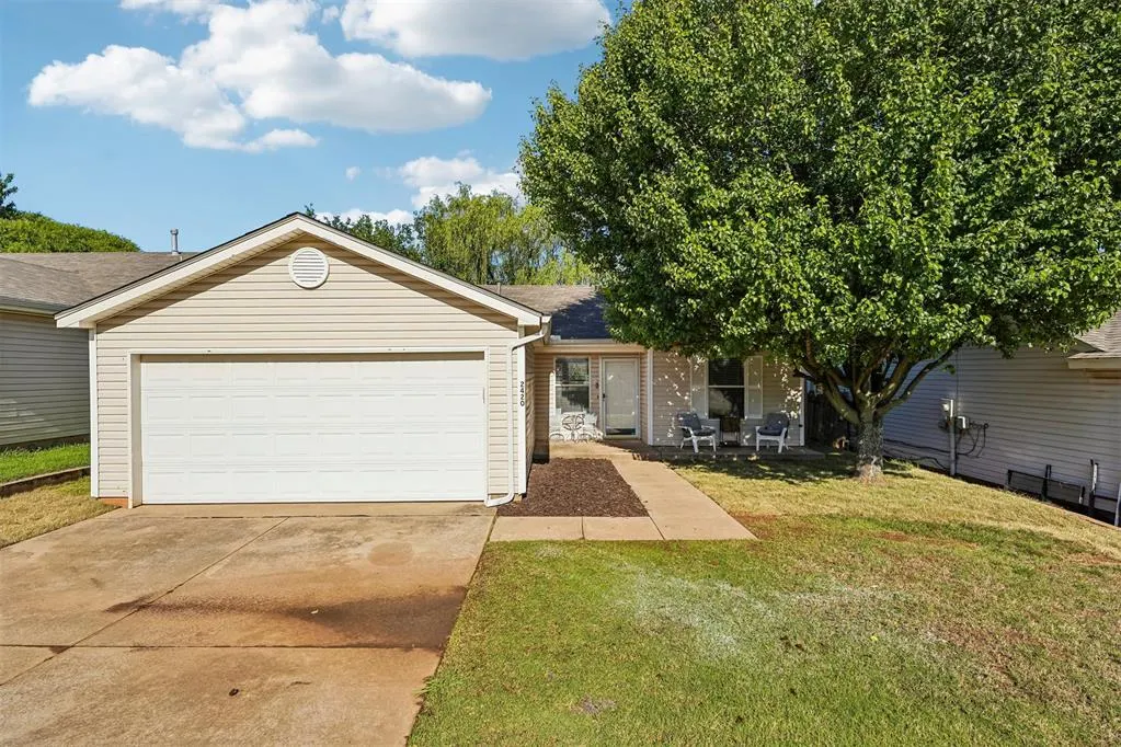 Front exterior — 2420 Hunting Horse Trail, Norman, OK 73071