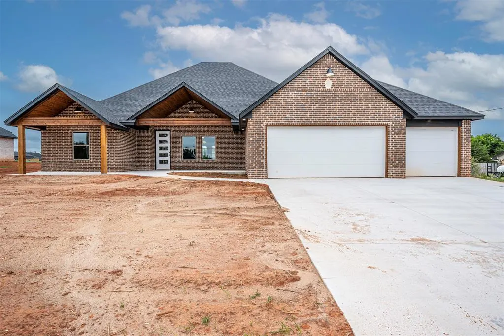 Photo 2 — 1111 Bridgeview Lane, Tuttle, OK 73089