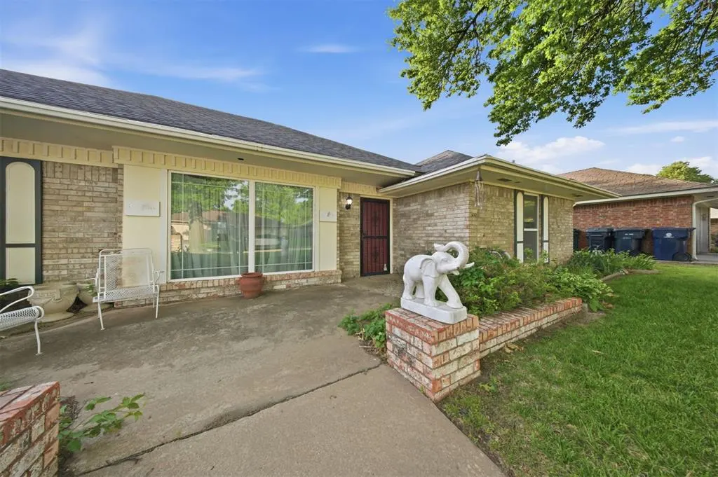 Photo 2 — 10208 Durham Drive, Oklahoma City, OK 73162