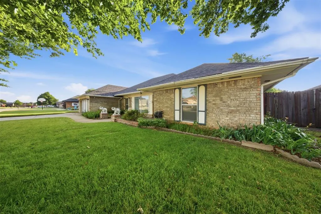 Photo 3 — 10208 Durham Drive, Oklahoma City, OK 73162