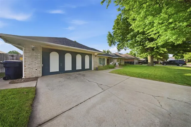 Photo 4 — 10208 Durham Drive, Oklahoma City, OK 73162