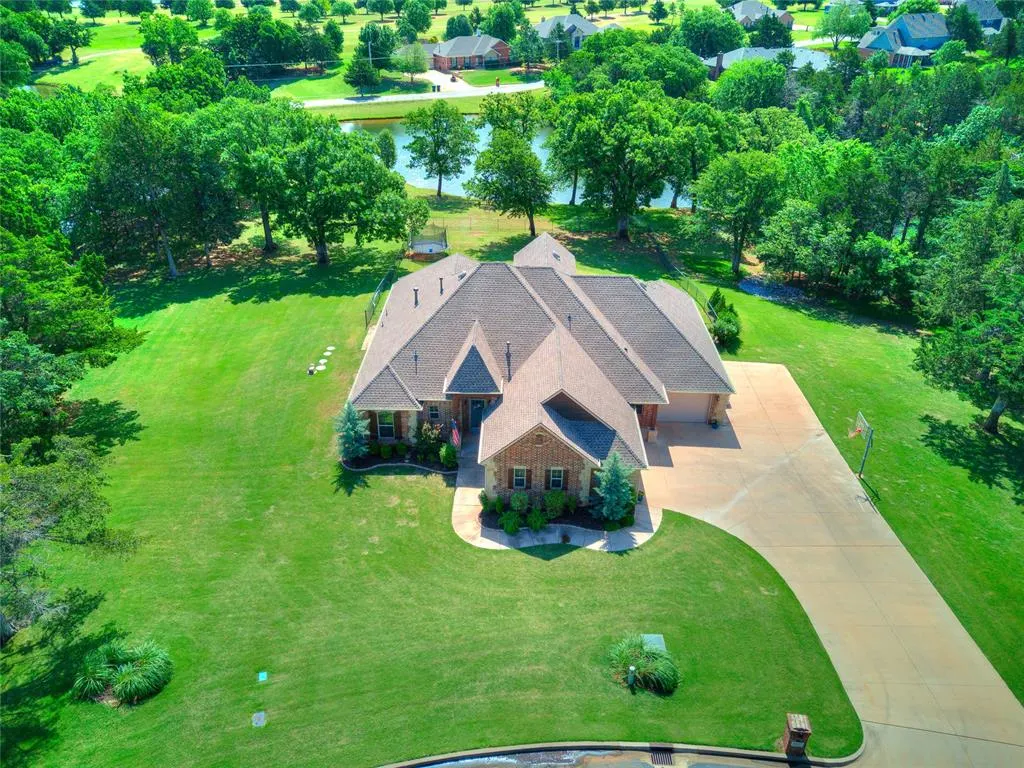 Front exterior — 5627 Cimarron Manor, Guthrie, OK 73044