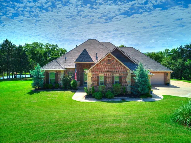 Photo 2 — 5627 Cimarron Manor, Guthrie, OK 73044