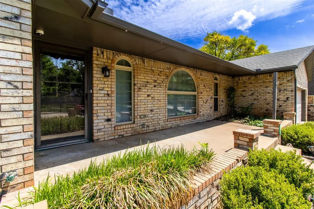 Photo 2 — 904 East Drive, Edmond, OK 73034