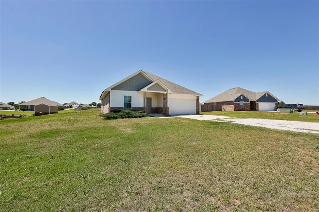 Photo 3 — 15944 Spur Circle, McLoud, OK 74851