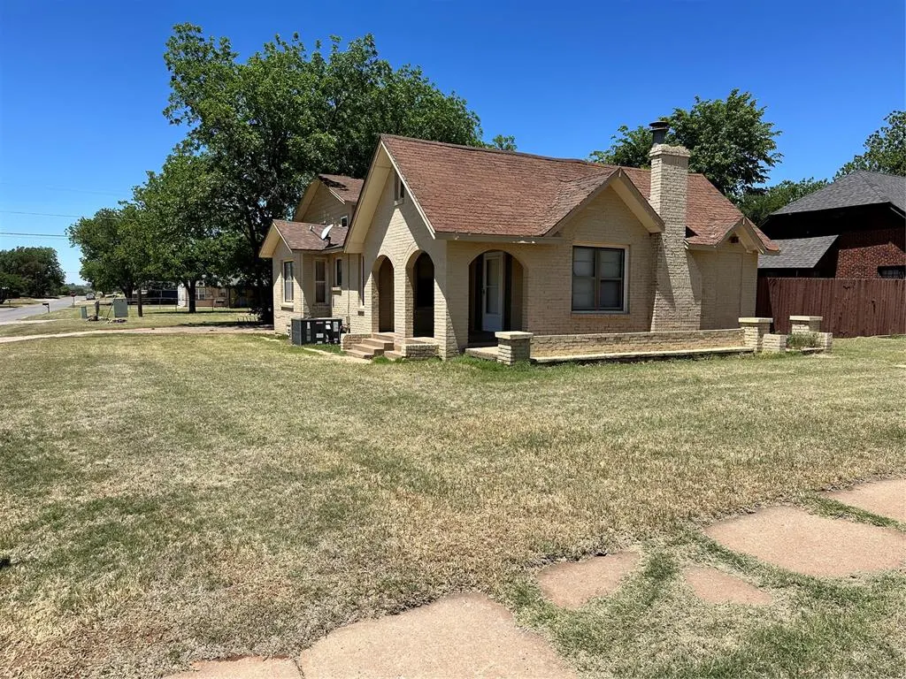 Front exterior — 1401 N Us Route 66/ 4th Street Street, Sayre, OK 73662