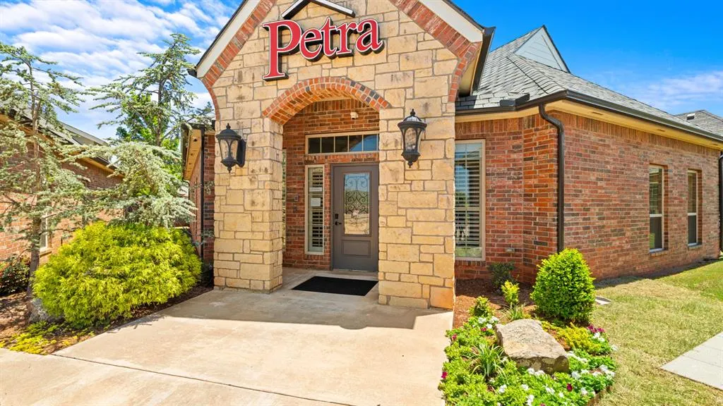 Photo 2 — 17338 N May Avenue, Edmond, OK 73012