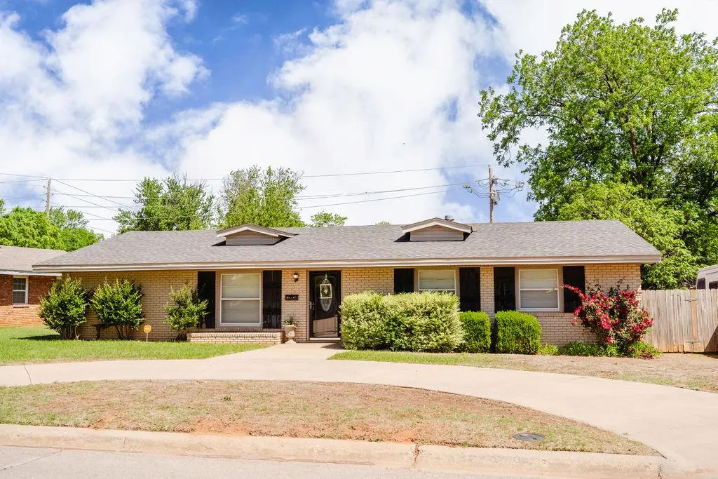 Front exterior — 1605 W C Avenue, Elk City, OK 73644