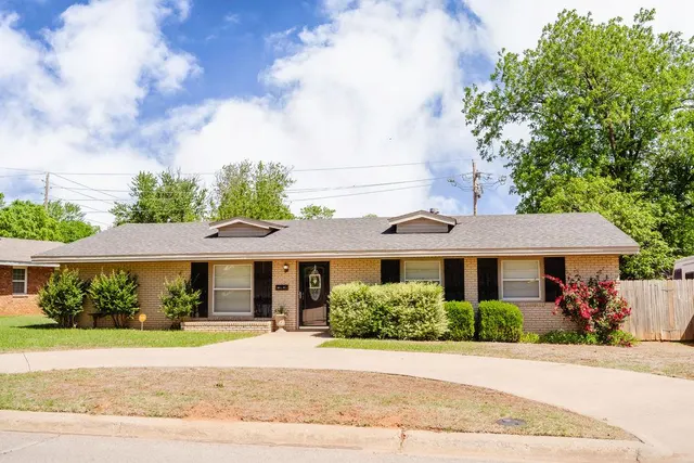 Front exterior — 1605 W C Avenue, Elk City, OK 73644