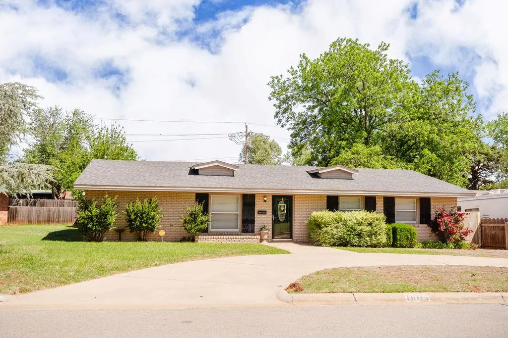 Photo 2 — 1605 W C Avenue, Elk City, OK 73644