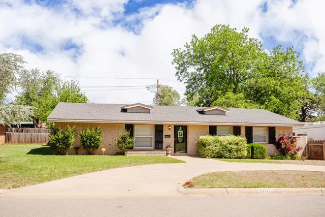 Photo 2 — 1605 W C Avenue, Elk City, OK 73644