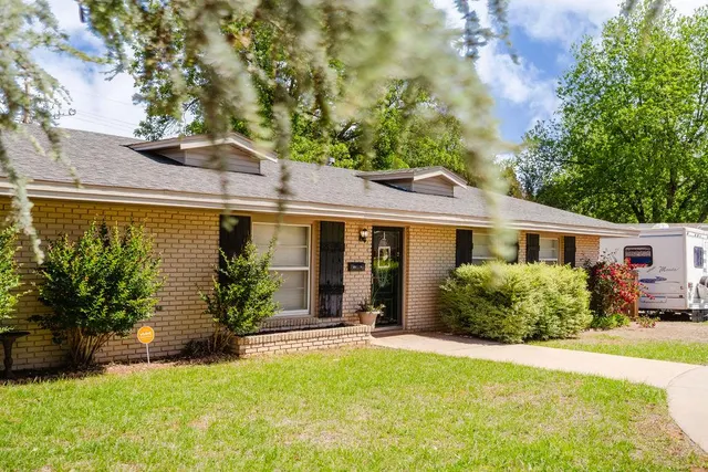 Photo 3 — 1605 W C Avenue, Elk City, OK 73644