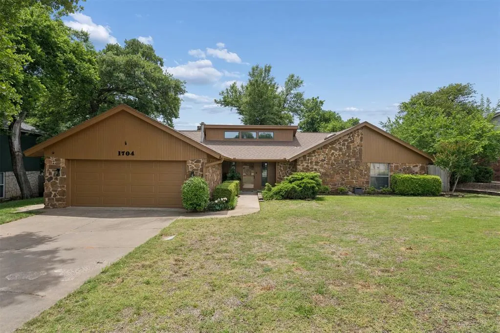 Photo 2 — 1704 Seminole Drive, Edmond, OK 73013