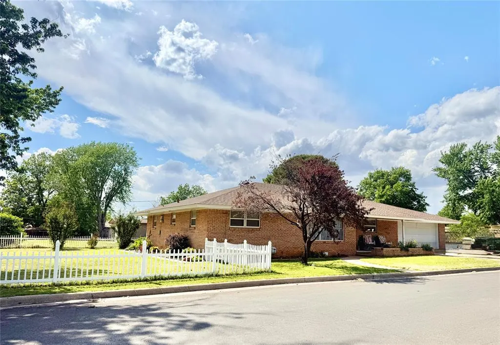 Front exterior — 323 N Bryan Street, Weatherford, OK 73096