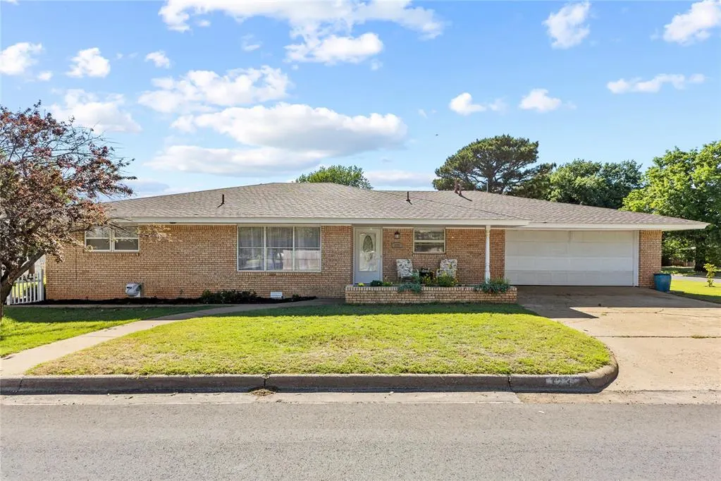 Photo 3 — 323 N Bryan Street, Weatherford, OK 73096
