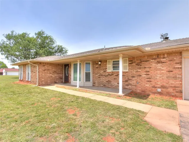 Photo 2 — 2320 Tecumseh Road, Blanchard, OK 73010