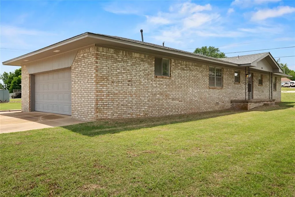 Photo 2 — 808 Mimosa Drive, Watonga, OK 73772