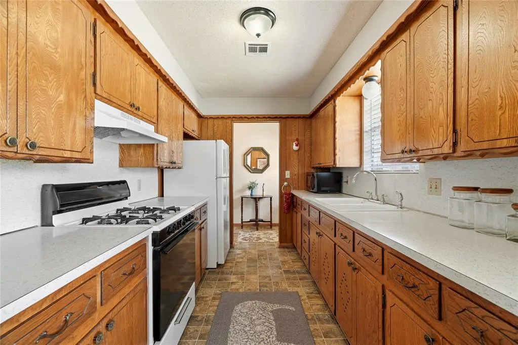 Photo 9 — 808 Mimosa Drive, Watonga, OK 73772