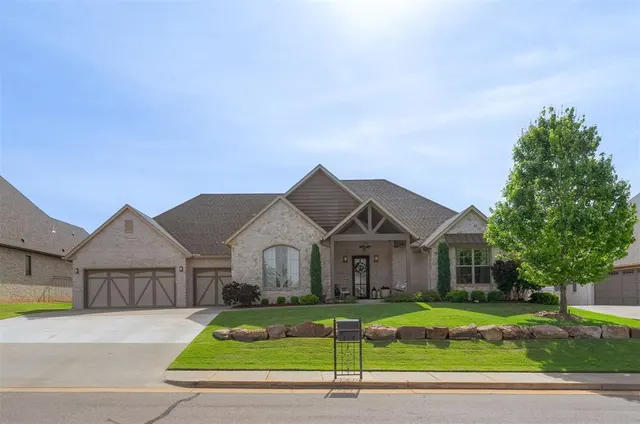 Photo 2 — 3116 Hillside Drive, Edmond, OK 73012