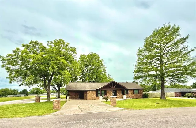 Photo 2 — 501 W Cottage Street, Ada, OK 74820