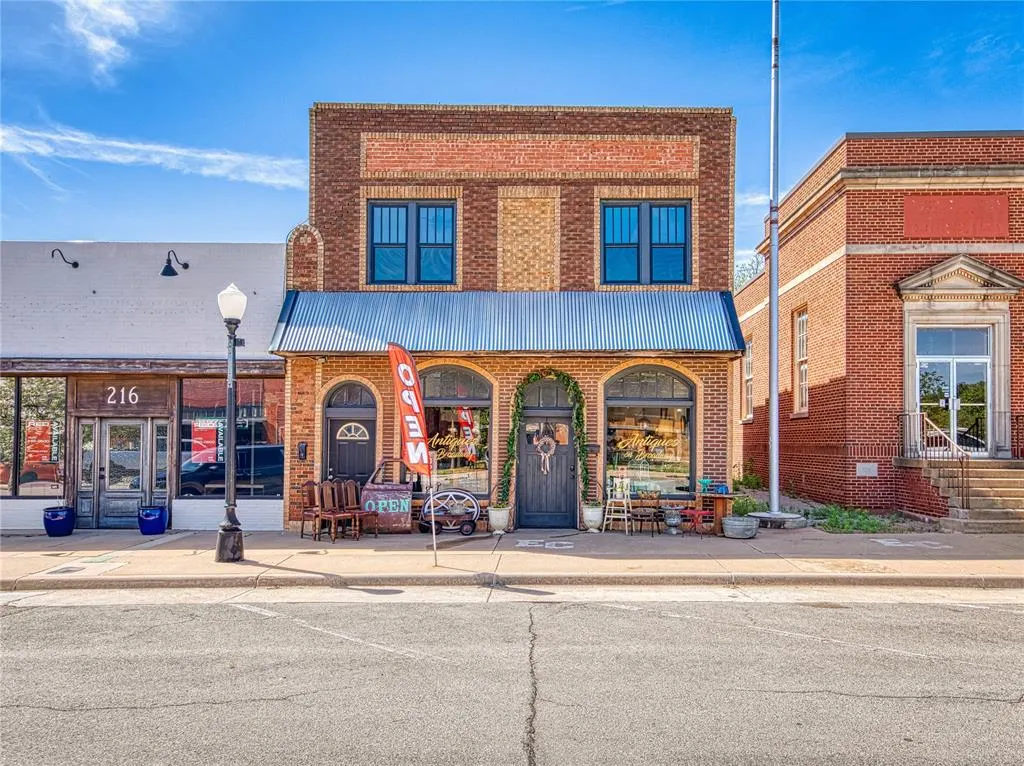 Front exterior — 218 W Broadway Avenue, Elk City, OK 73644