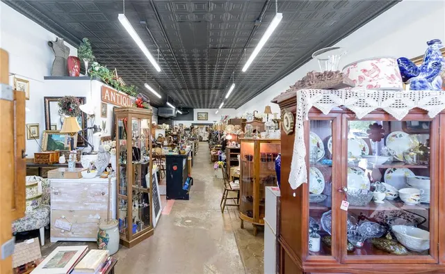 Photo 2 — 218 W Broadway Avenue, Elk City, OK 73644