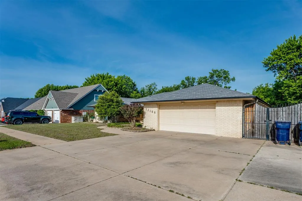 Photo 3 — 12109 S Wentworth Place, Oklahoma City, OK 73170