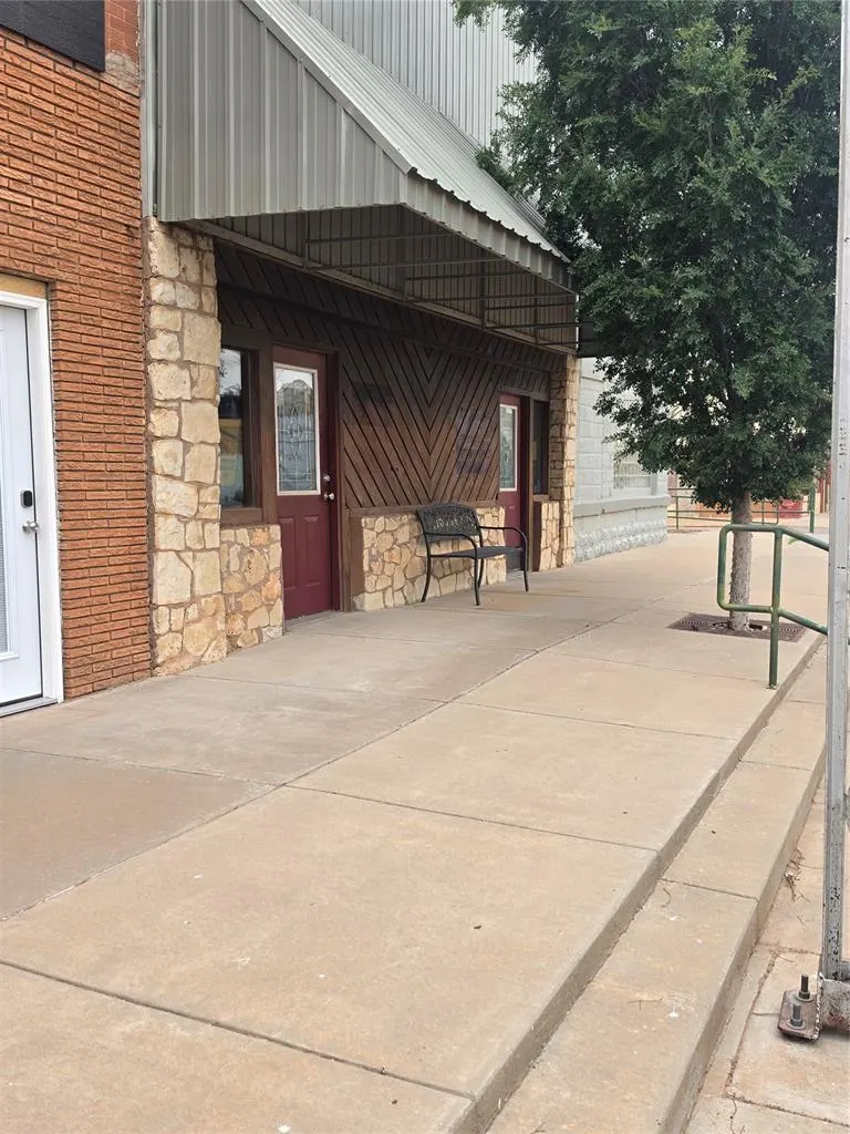 Front exterior — 202 W Broadway Street, Hollis, OK 73550