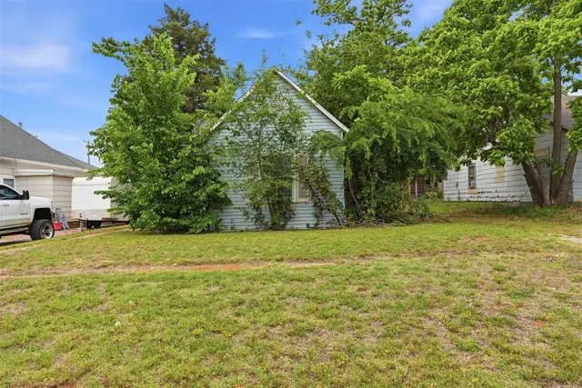 Photo 2 — 614 W 5th Street, Elk City, OK 73644
