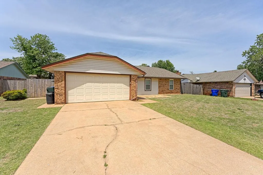 Photo 2 — 1905 Morren Drive, Norman, OK 73071