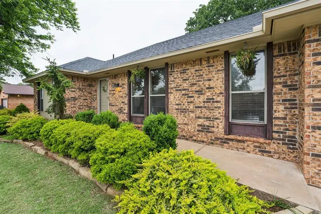 Photo 2 — 1313 Devonshire Court, Edmond, OK 73034