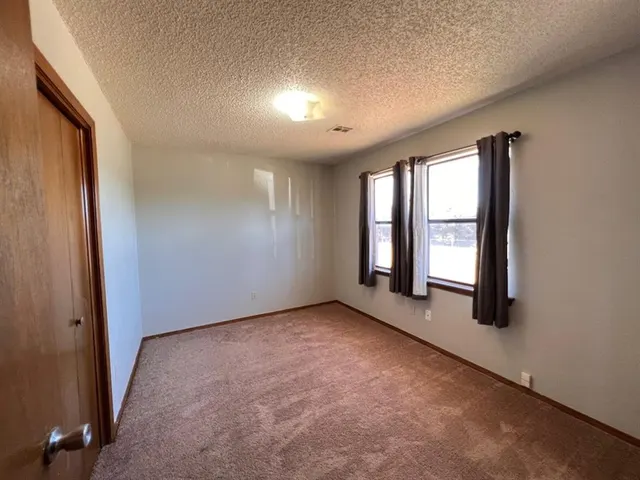 Photo 5 — 928 N County Line Road, Blanchard, OK 73010