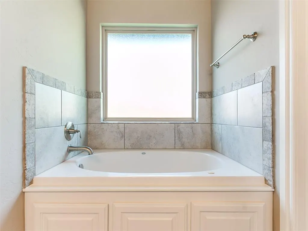 Photo 19 — 1833 W Trout Way, Mustang, OK 73064