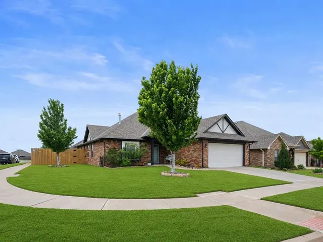 Photo 2 — 18601 Maidstone Lane, Edmond, OK 73012