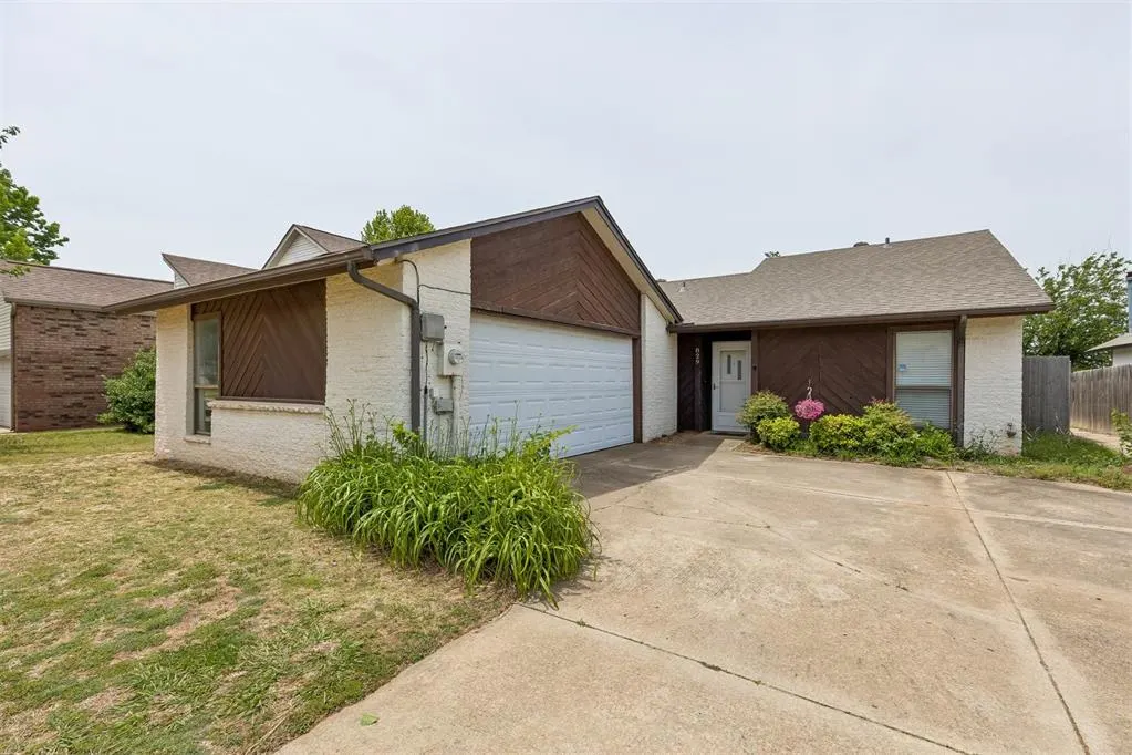 Front exterior — 829 Lapwing Road, Edmond, OK 73003