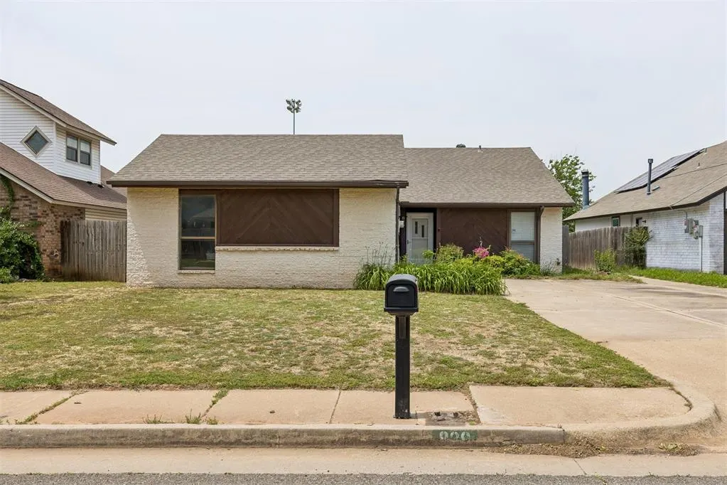 Photo 2 — 829 Lapwing Road, Edmond, OK 73003