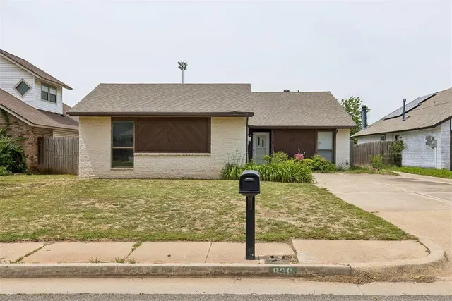 Photo 2 — 829 Lapwing Road, Edmond, OK 73003