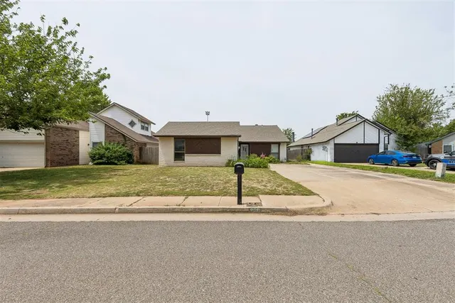 Photo 4 — 829 Lapwing Road, Edmond, OK 73003