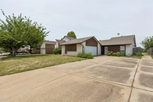 Photo 5 — 829 Lapwing Road, Edmond, OK 73003