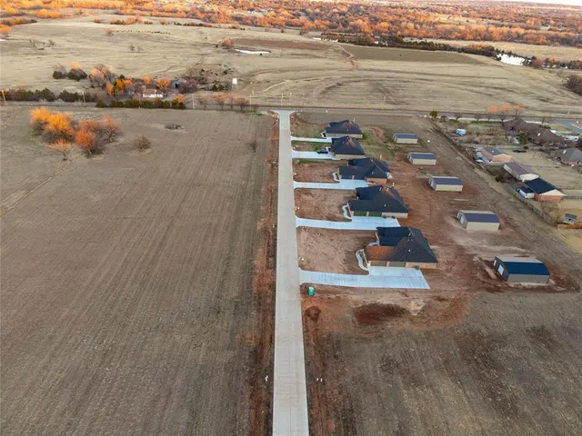 Photo 4 — 8680 Oak Tree Circle, Edmond, OK 73025