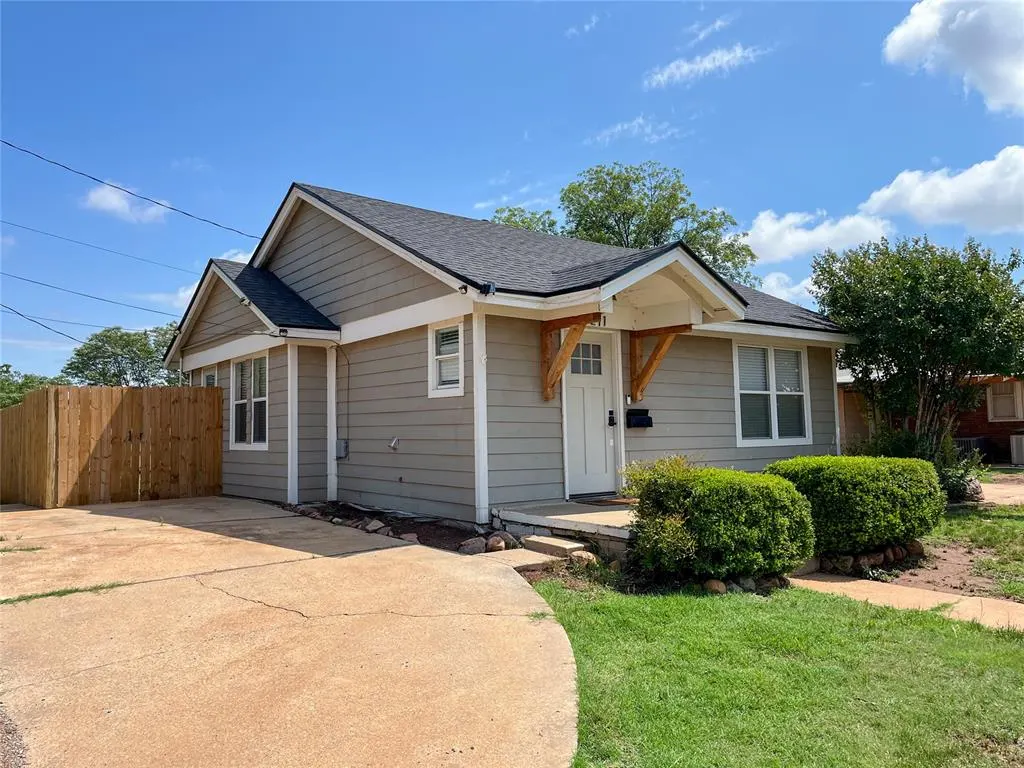 Photo 2 — 211 W Corbin Avenue, Altus, OK 73521