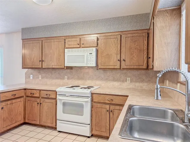Photo 8 — 11929 N Mustang Road, Yukon, OK 73099