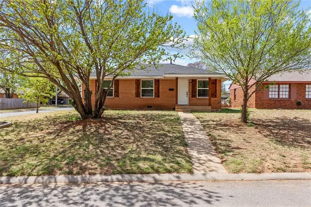 Front exterior — 700 Santa Fe Street, Clinton, OK 73601