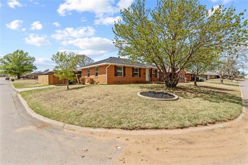 Photo 2 — 700 Santa Fe Street, Clinton, OK 73601