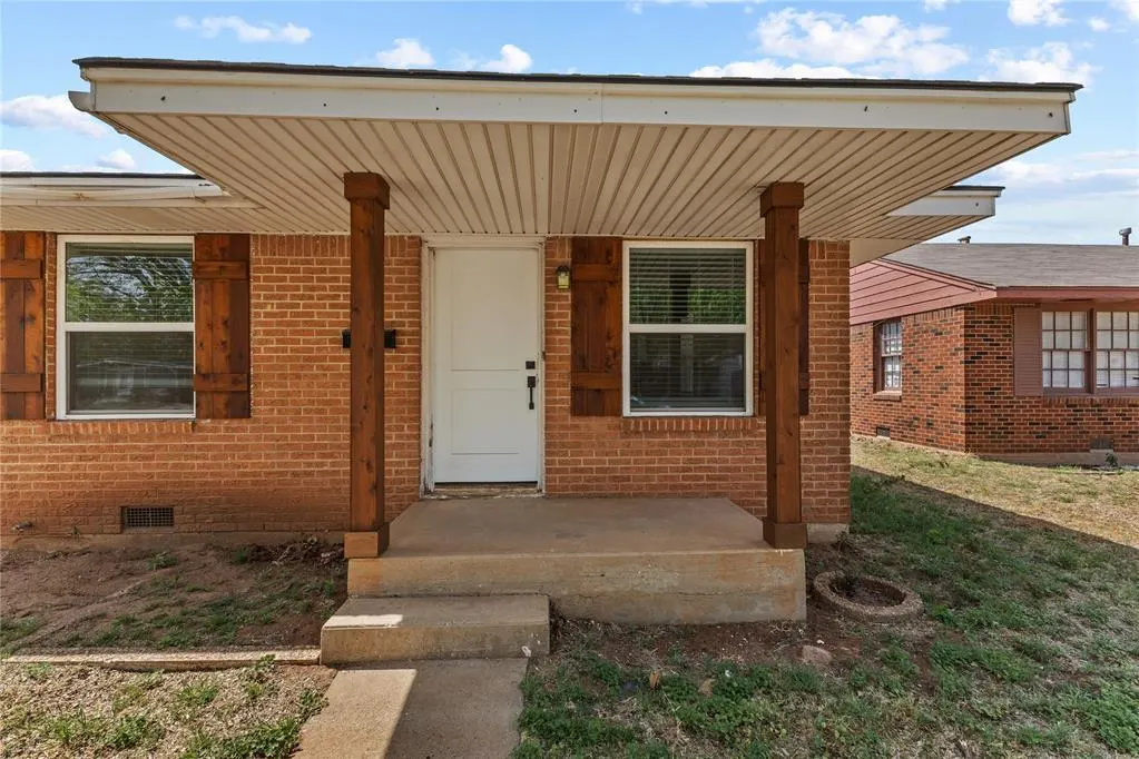 Photo 3 — 700 Santa Fe Street, Clinton, OK 73601